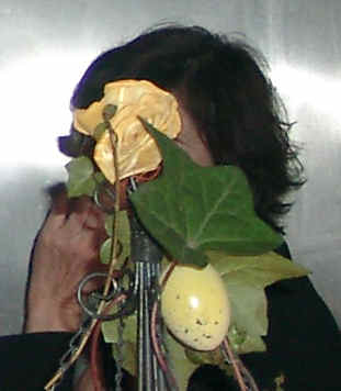 Eva hinter Blättern